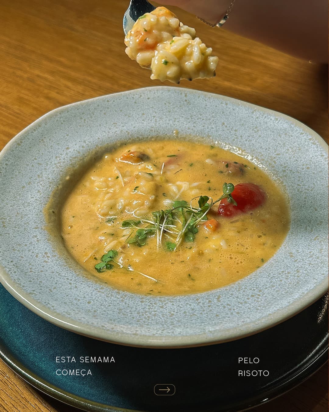 Risoto cremoso servido em prato de cerâmica azul, com a legenda “Esta semana começa pelo risoto”